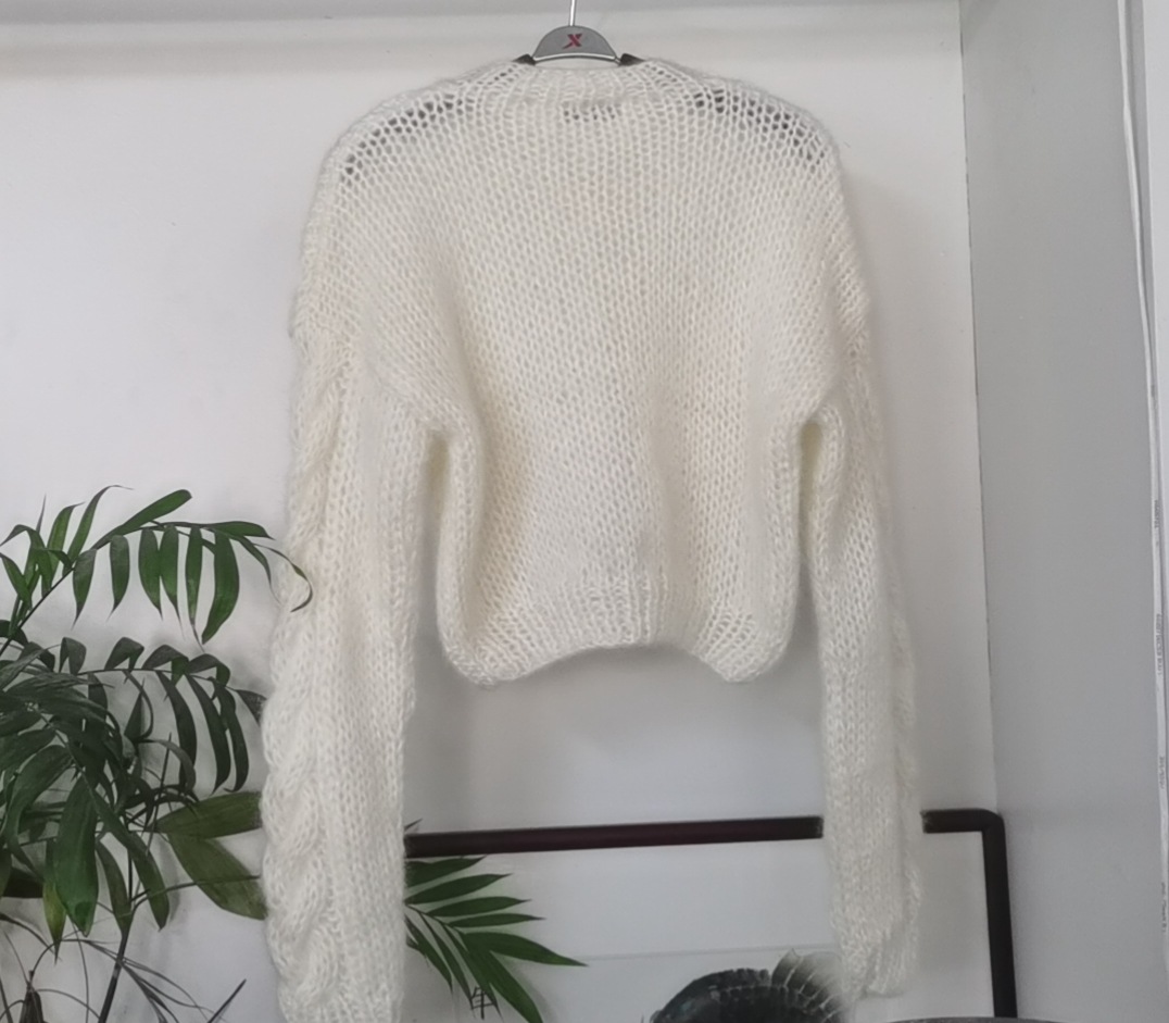https://fulmo-img-server.com/cardigans/8946dc03-0f44-41a8-8404-9984c5a7b999.jpg