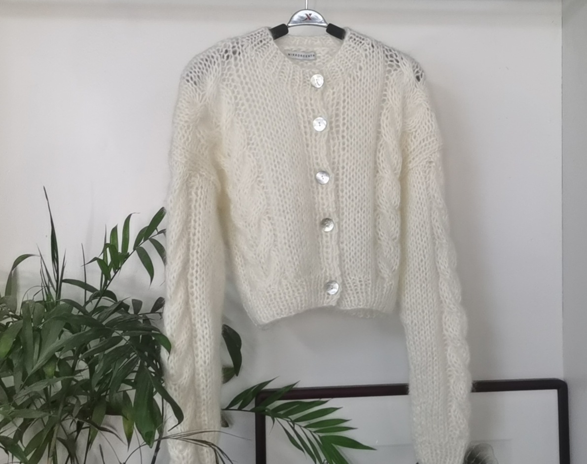 https://fulmo-img-server.com/cardigans/ac349d89-80f1-4da4-9f9c-4d2a8f3e0dcb.jpg