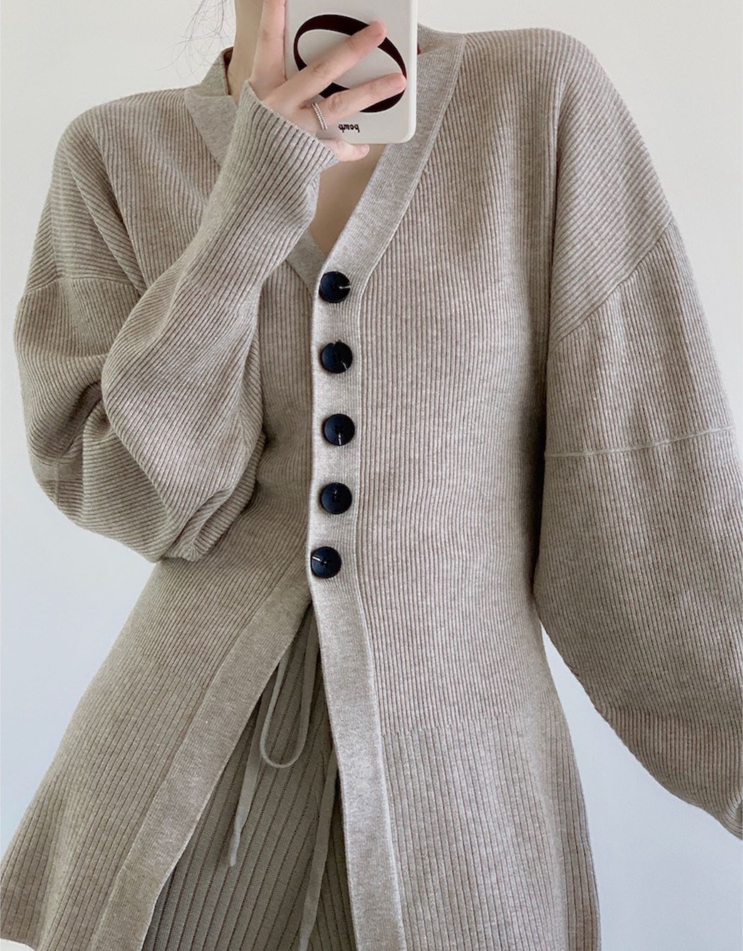 https://fulmo-img-server.com/cardigans/fc079fa3-d773-46c8-b66f-50ffc8c40e65.jpg