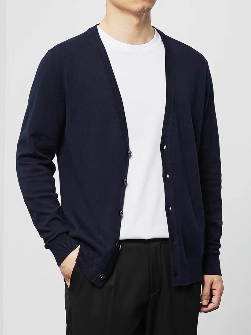 メンズ カーディガン  紳士の品格漂う深襟ボタン留めニットカーディガン