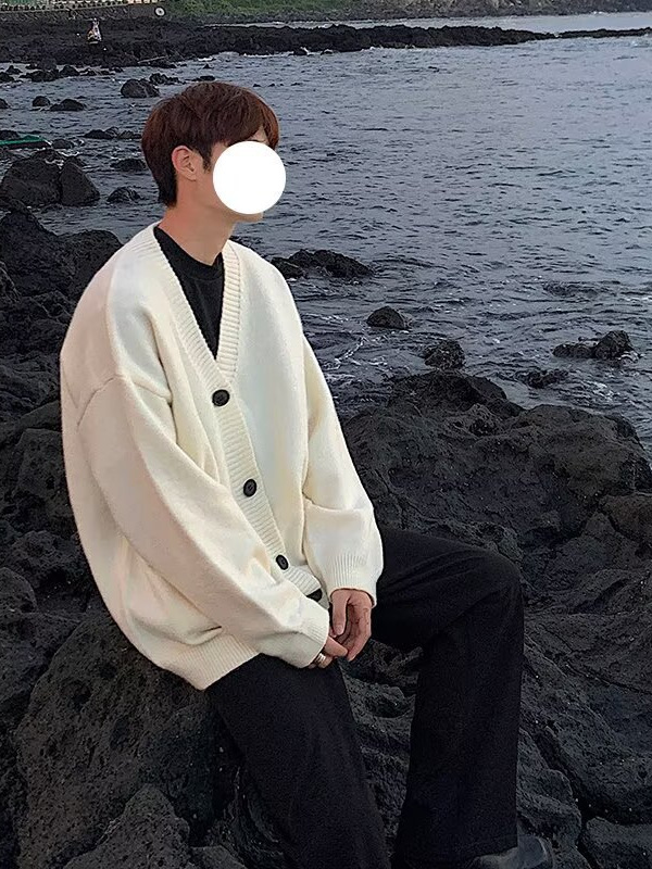 メンズ カーディガン  深めの襟元が魅力のゆったりボタン留めニットカーディガン
