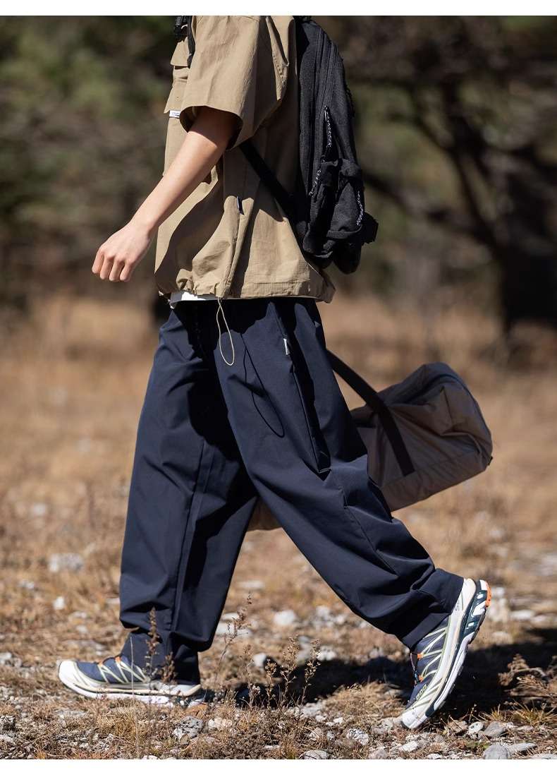 アウトドア向け機能性カーゴパンツ