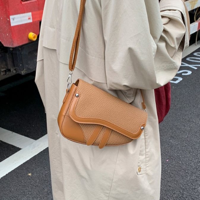 ビジネスバッグ レディース 編み込みデザイン サドル型ショルダーバッグ