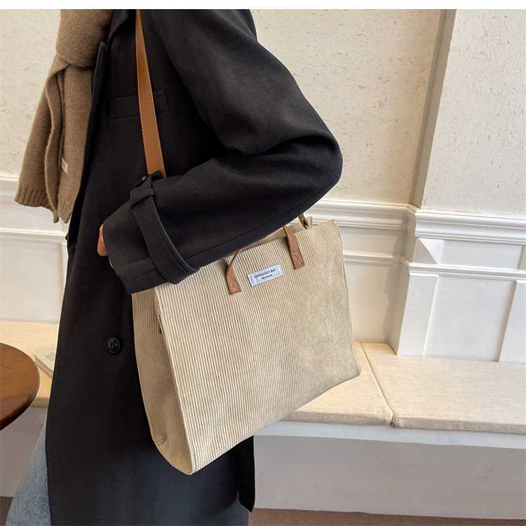 ビジネスバッグ レディース コーデュロイ素材の上品ショルダートート