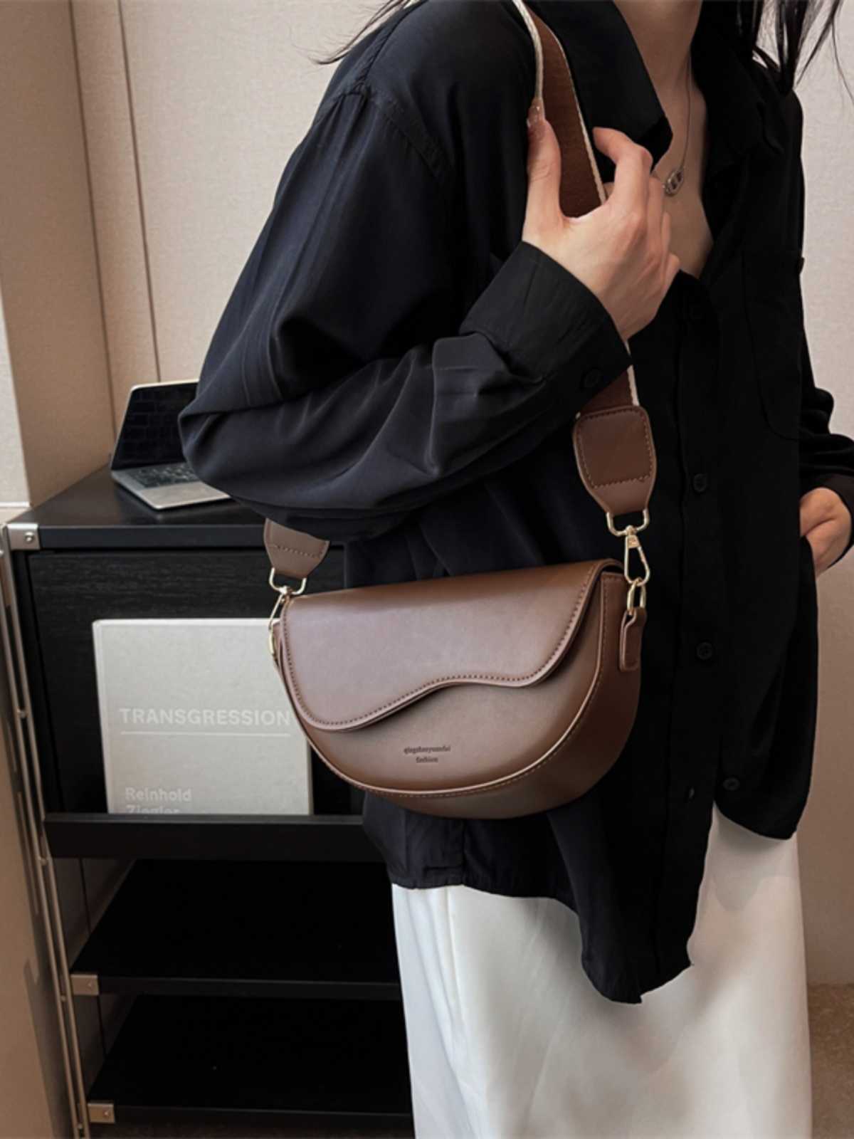 ビジネスバッグ レディース 優美な曲線 半月形ショルダーバッグ