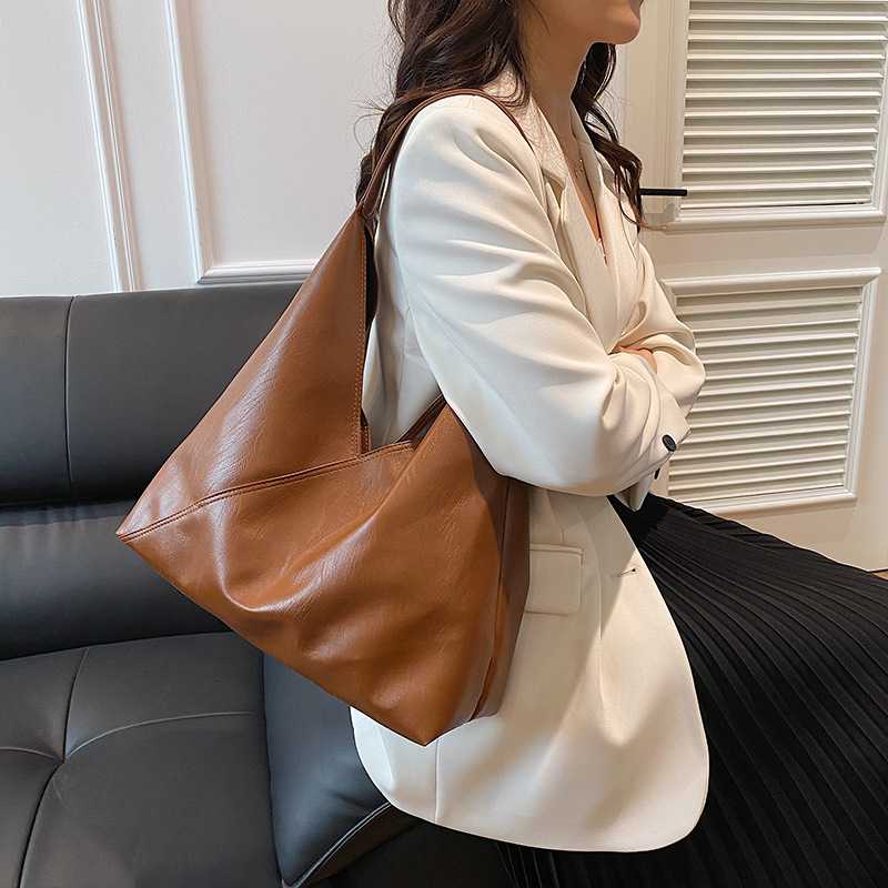 ビジネスバッグ レディース 上品な三角フォルム ゆったりショルダー