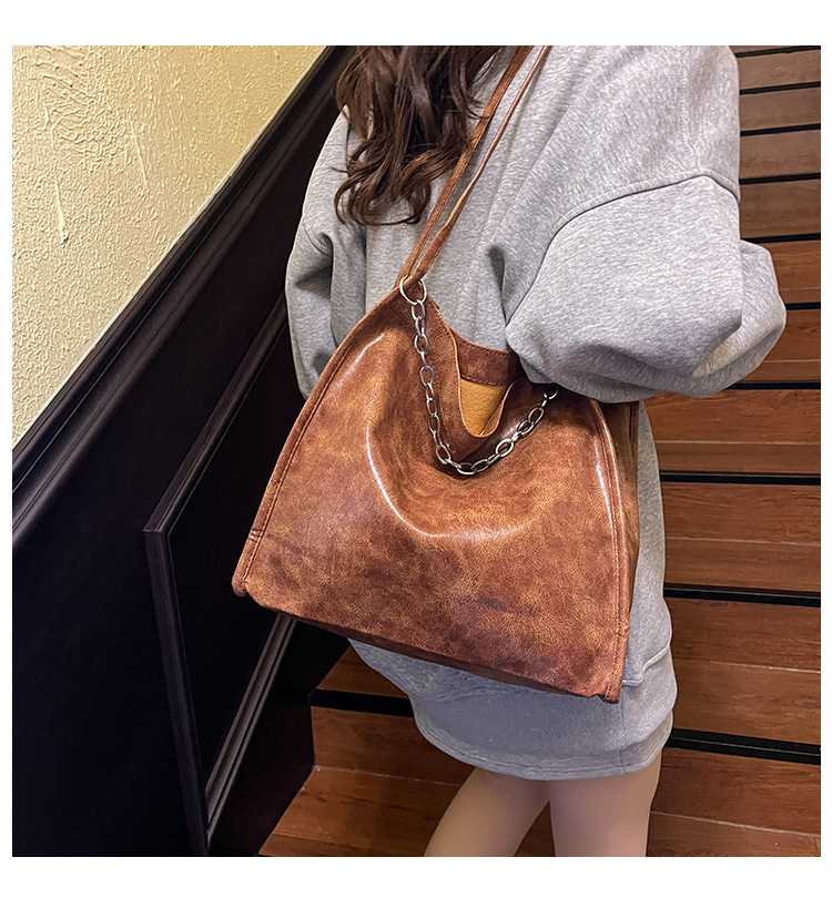 ビジネスバッグ レディース チェーン飾り付き柔らか質感トートバッグ