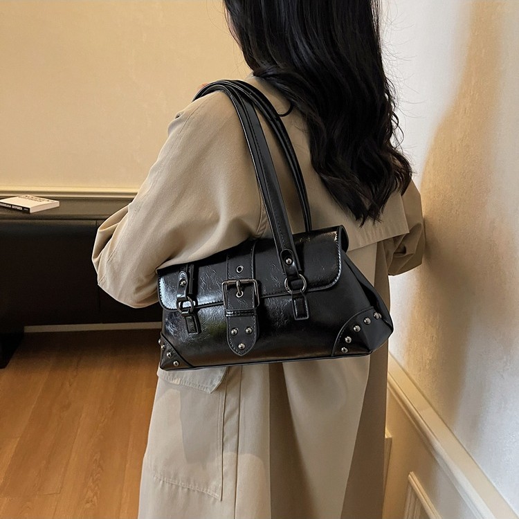 ビジネスバッグ レディース スタッズ装飾付き合成革製肩掛け鞄