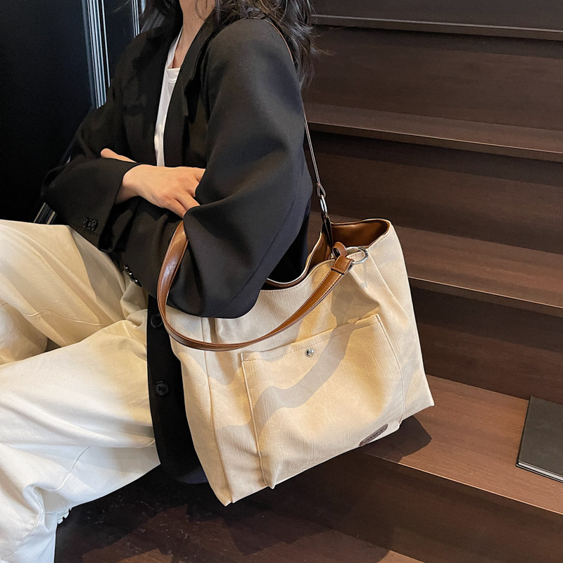 ビジネスバッグ レディース 上質感じる大容量ビジネストート