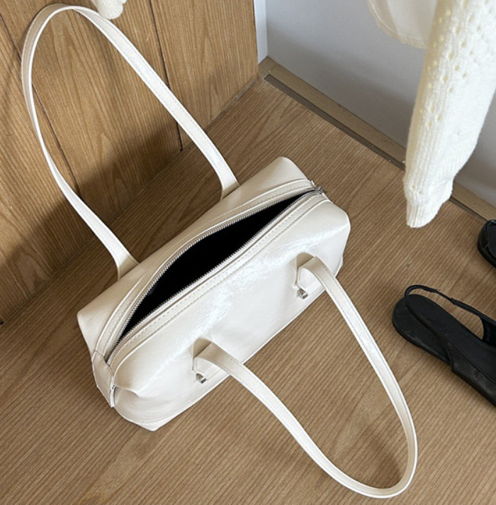 https://fulmo-img-server.com/carry-on-bag/12192928-0f67-4628-927d-ceeda5728492.jpg
