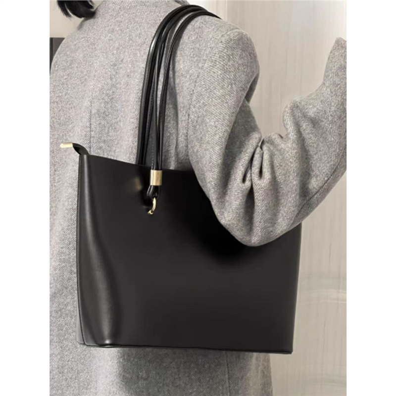 https://fulmo-img-server.com/carry-on-bag/3b6dc21a-4306-43a5-bbe9-b232074b7c77.jpg