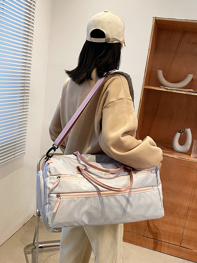 キャリーオンバッグ 多機能ポケット付き軽量旅行バッグ