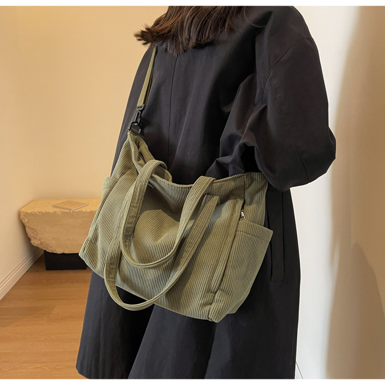 https://fulmo-img-server.com/carry-on-bag/657d32a3-5cd2-4b77-b3d1-1e3a13dcacea.jpg