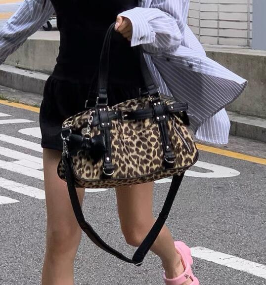 https://fulmo-img-server.com/carry-on-bag/689ca1b6-67f9-4ba3-82dd-95839fc2e909.jpg