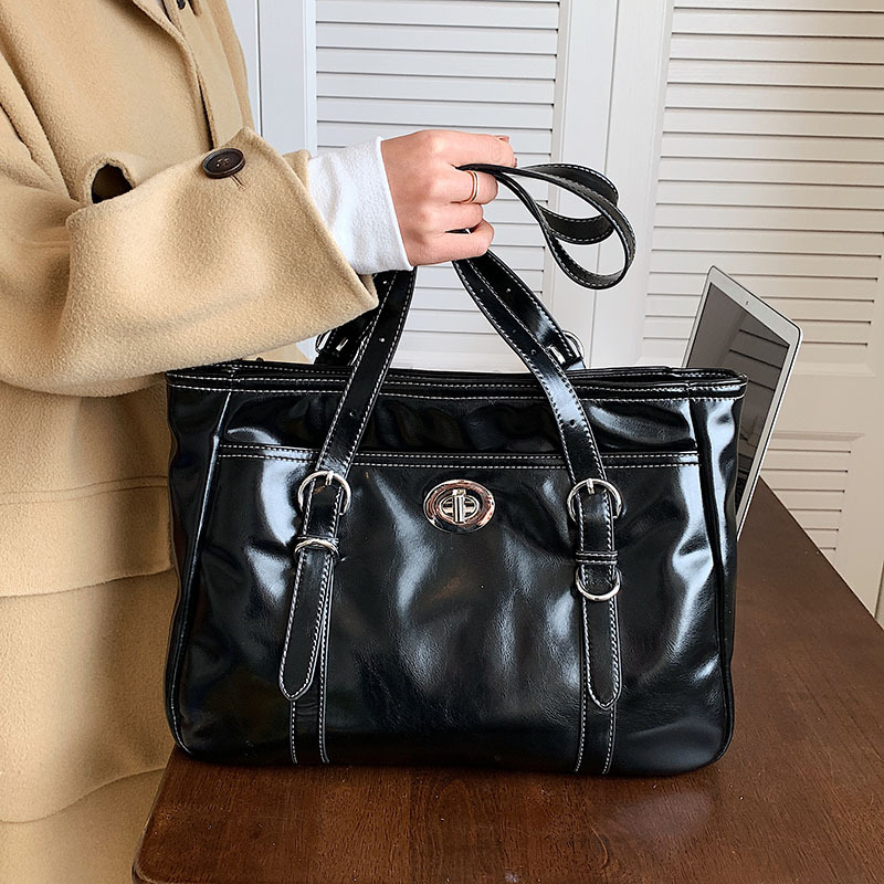 https://fulmo-img-server.com/carry-on-bag/706a745c-c14c-4b8e-8abc-357017504964.jpg