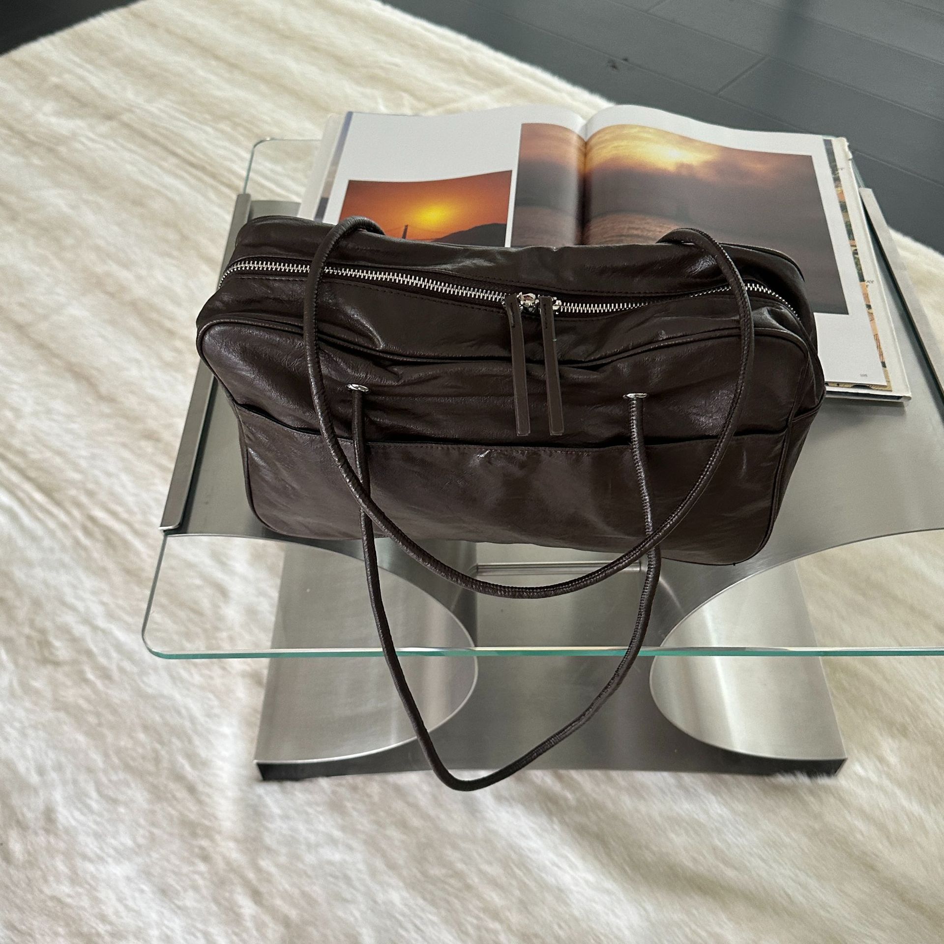 https://fulmo-img-server.com/carry-on-bag/a002874b-b29a-43ce-948d-1342e60faca5.jpg