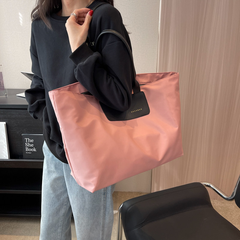 https://fulmo-img-server.com/carry-on-bag/d86f8094-7c18-48c0-8106-4d72b043b6b6.jpg