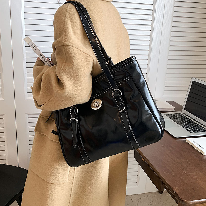 https://fulmo-img-server.com/carry-on-bag/df9f0134-3017-4178-9e5f-888a2cff2885.jpg