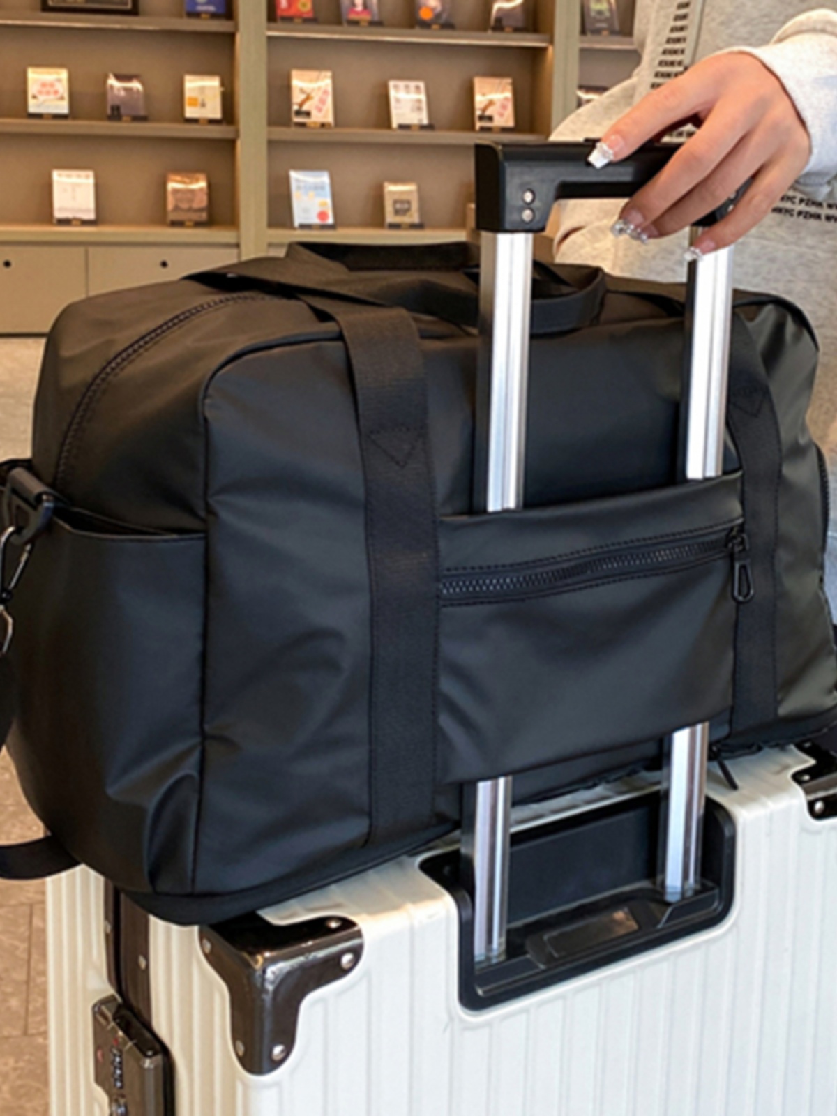 https://fulmo-img-server.com/carry-on-bag/f396cb96-0291-42d4-a722-e56658c4e647.jpg