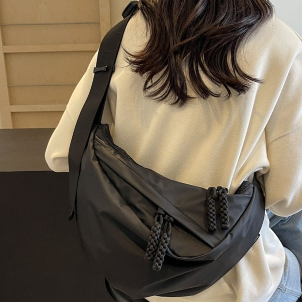 ボディバッグ シンプル三日月型ボディーバッグ