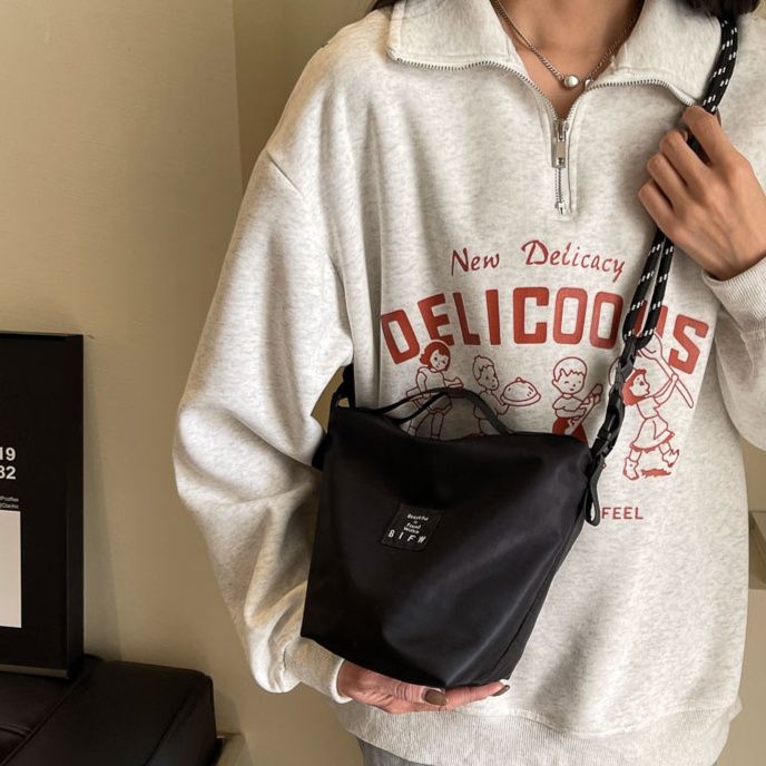 ボディバッグ シンプル三角フォルムボディーバッグ
