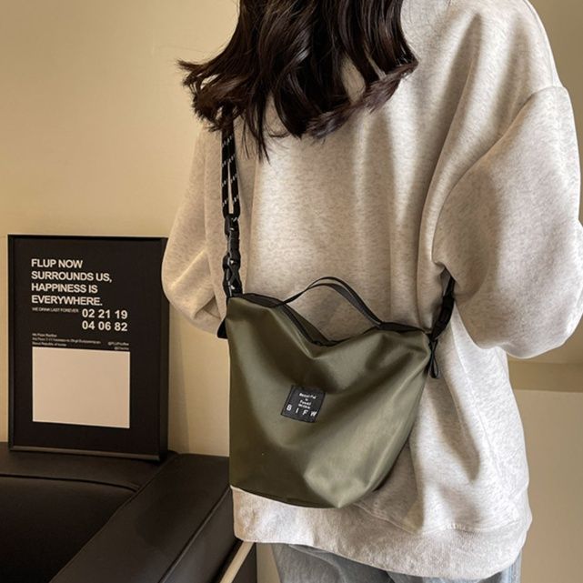 ボディバッグ シンプル三角フォルムボディーバッグ