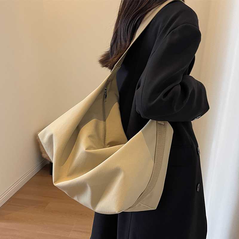 シンプル大容量ボディバッグ