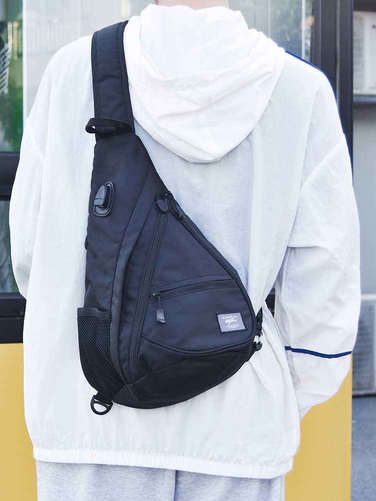 ボディバッグ 三角形デザイン 都会派ワンショルダー