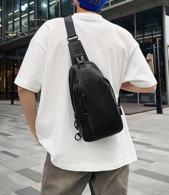 斜めがけボディバッグ 合成皮革 黒 男性用
