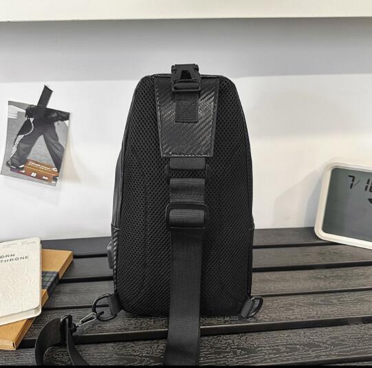 斜めがけボディバッグ 合成皮革 黒 男性用