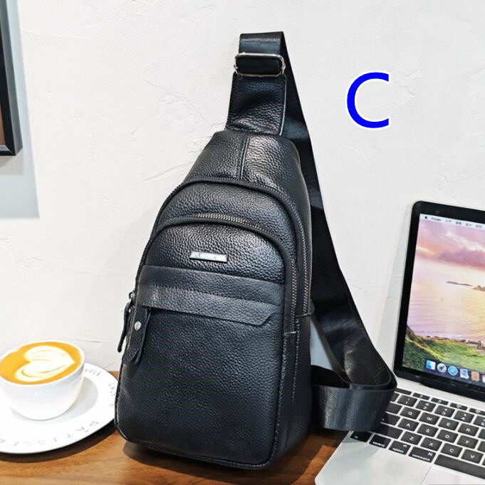 メンズ斜めがけ合成皮革ボディバッグ