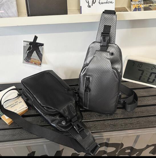 斜めがけボディバッグ 合成皮革 黒 男性用