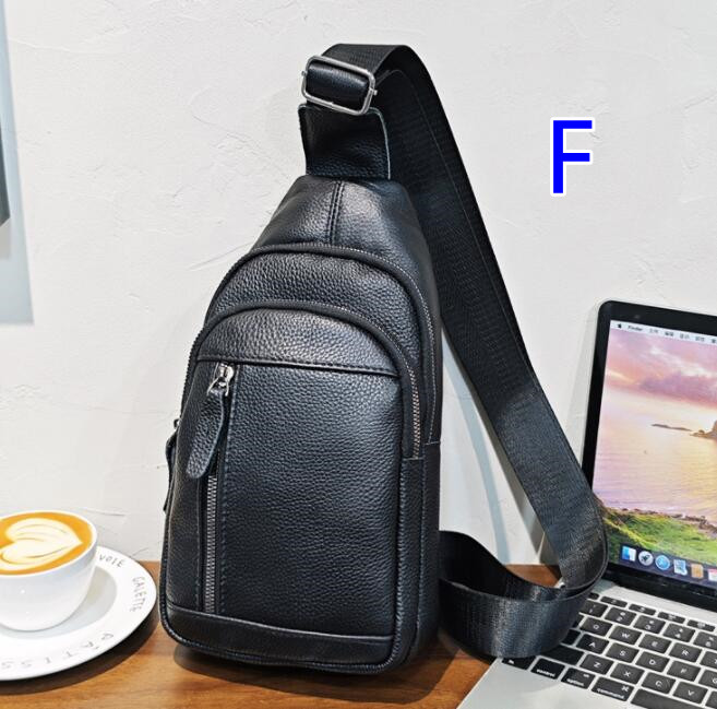 メンズ斜めがけ合成皮革ボディバッグ