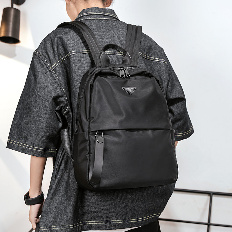 ボディバッグ 三角金具付きナイロンリュックサック