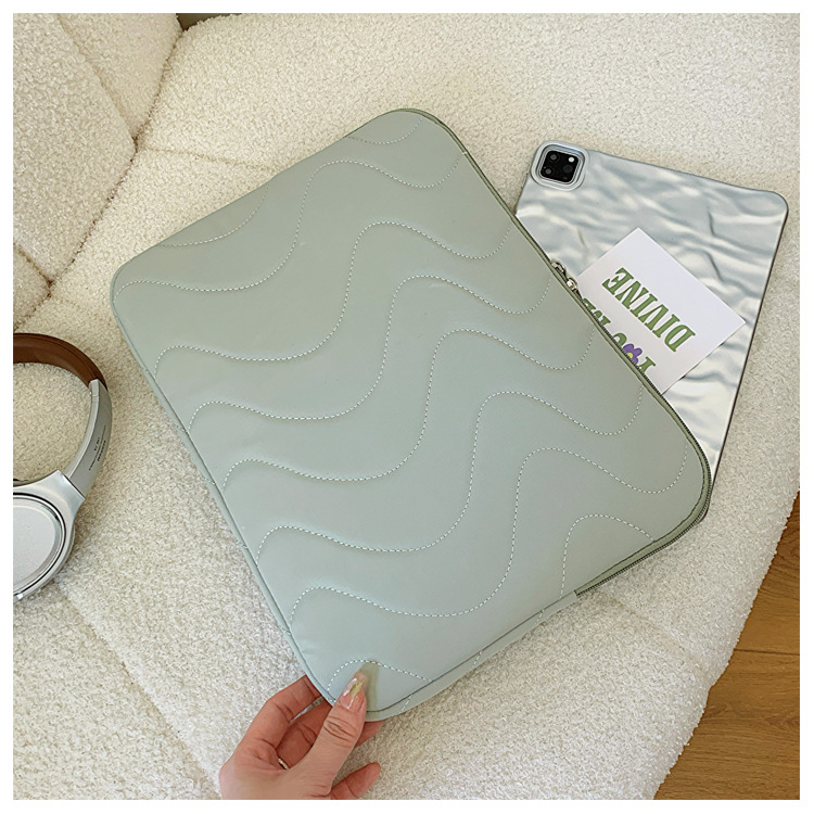 パソコンケース 波型ステッチが上品なクッション付きパソコンケース