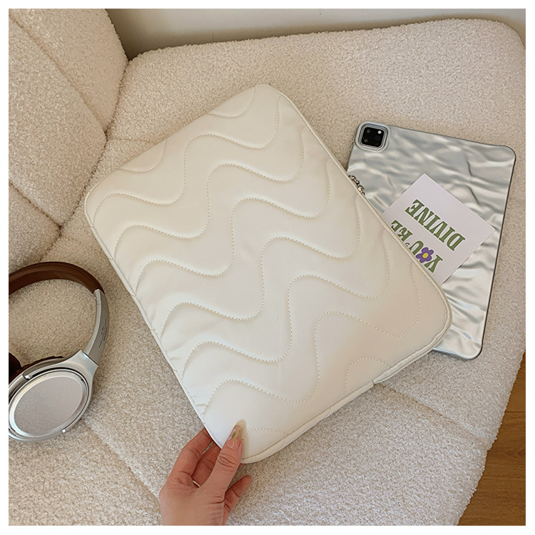 パソコンケース 波型ステッチが上品なクッション付きパソコンケース