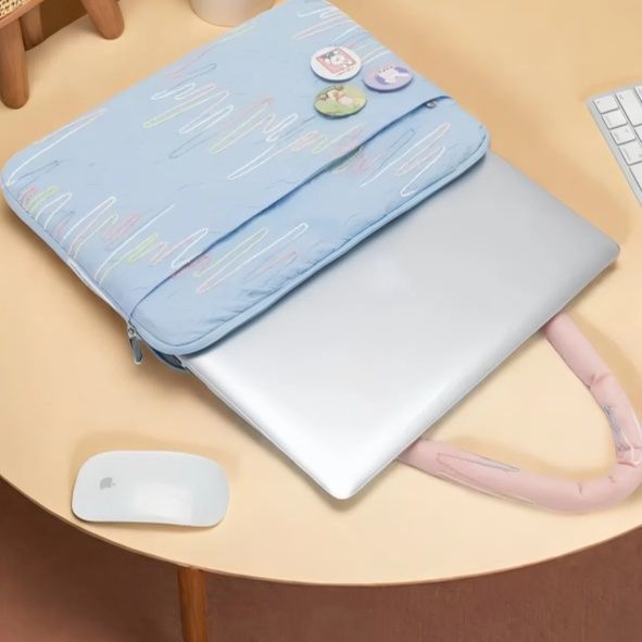 パソコンケース 可愛い缶バッジ付きキルティング加工パソコン収納鞄