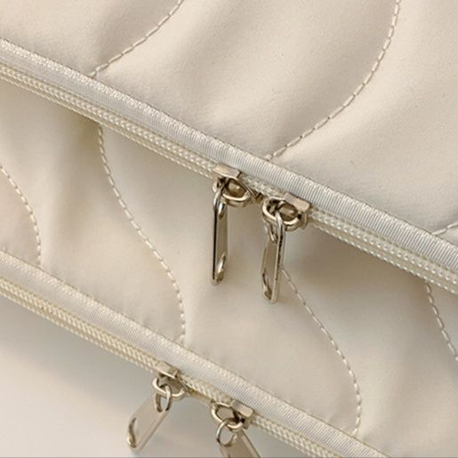 パソコンケース 波型ステッチが上品なクッション付きパソコンケース