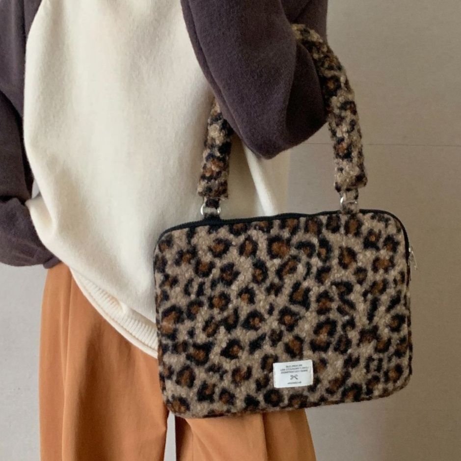 パソコンケース 豹柄ふわふわボアの持ち手付きパソコンケース