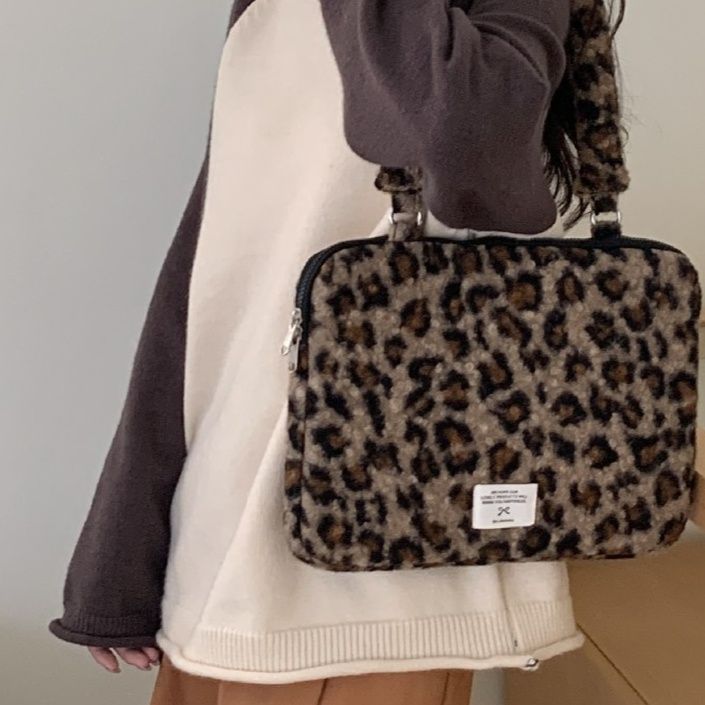 パソコンケース 豹柄ふわふわボアの持ち手付きパソコンケース