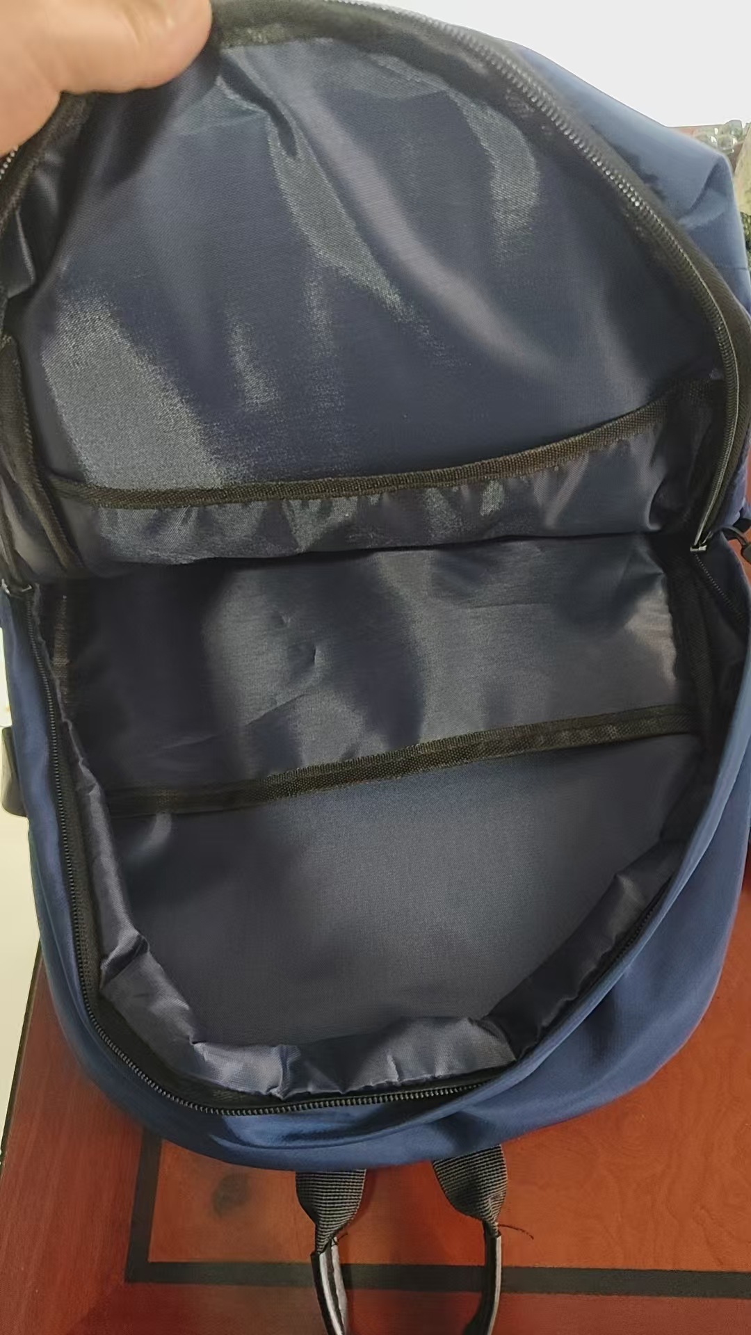 パソコンケース 都会派多機能リュック型パソコン収納バッグ