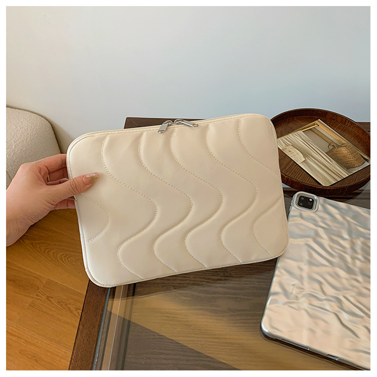 パソコンケース 波型ステッチが上品なクッション付きパソコンケース