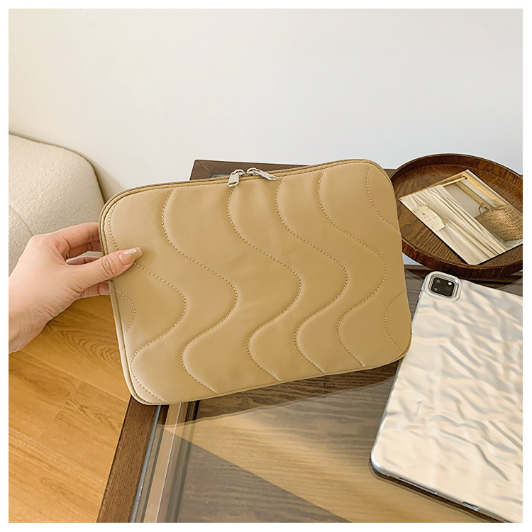 パソコンケース 波型ステッチが上品なクッション付きパソコンケース