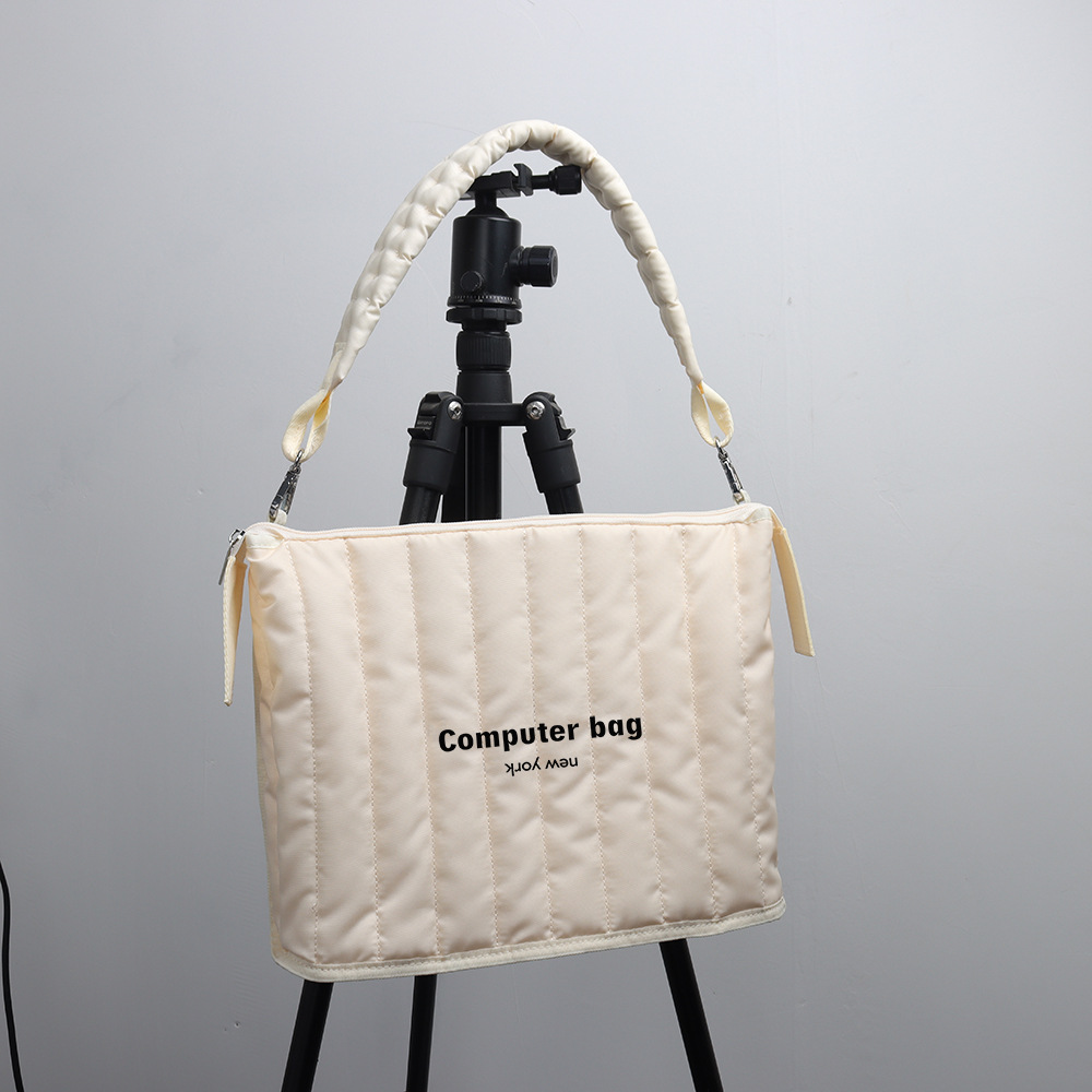 パソコンケース ふわふわキルティング風ショルダーパソコンケース