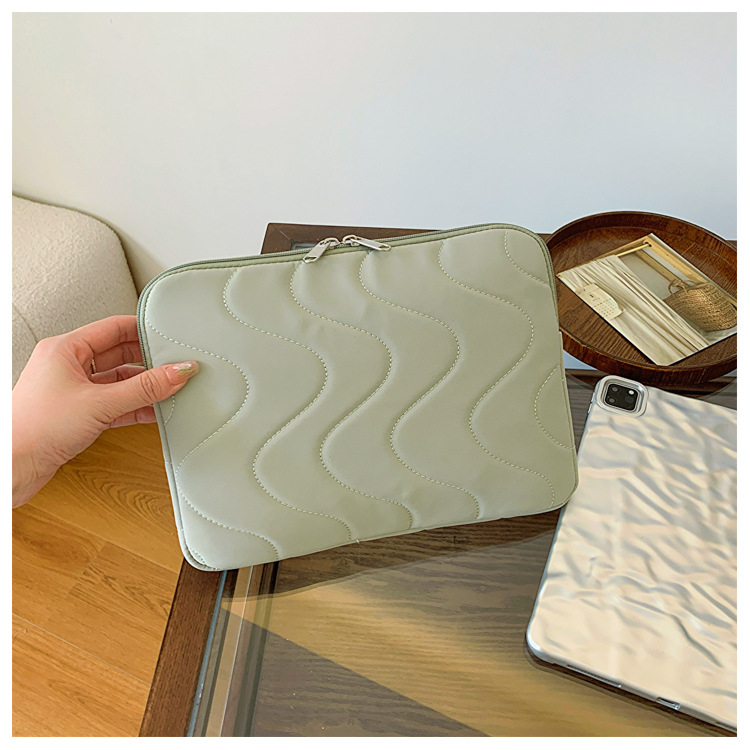 パソコンケース 波型ステッチが上品なクッション付きパソコンケース