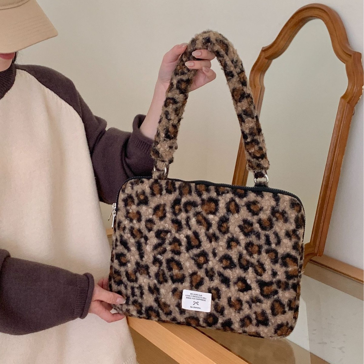 パソコンケース 豹柄ふわふわボアの持ち手付きパソコンケース