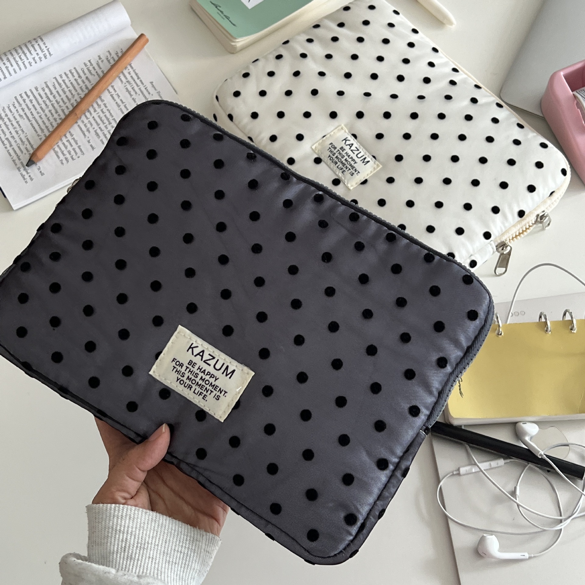 パソコンケース 水玉模様のふわふわクッション入りパソコン収納ケース