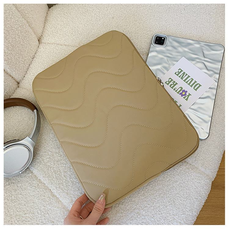 パソコンケース 波型ステッチが上品なクッション付きパソコンケース