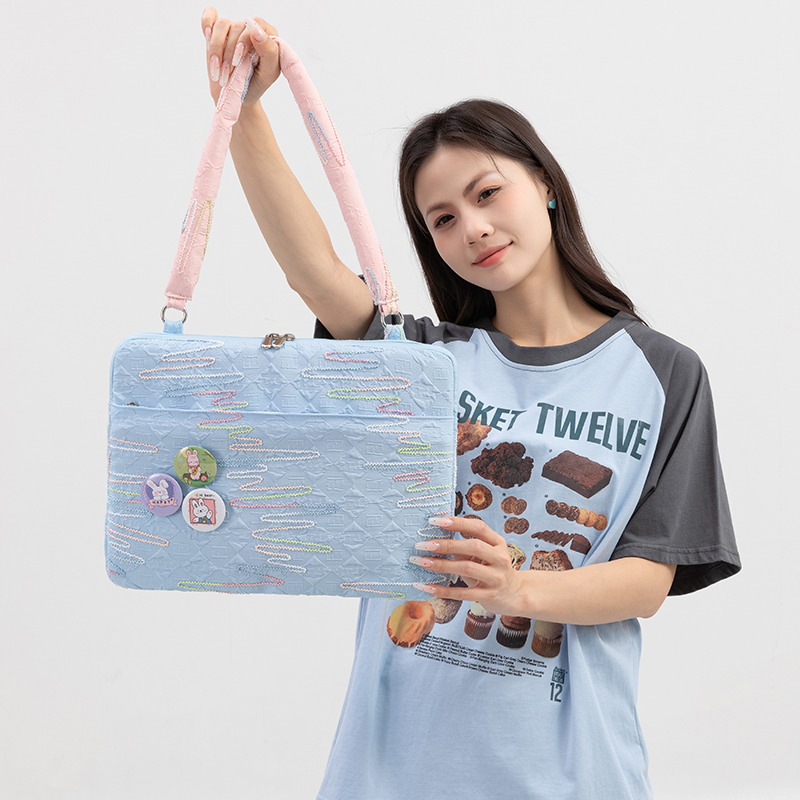 パソコンケース 可愛い缶バッジ付きキルティング加工パソコン収納鞄