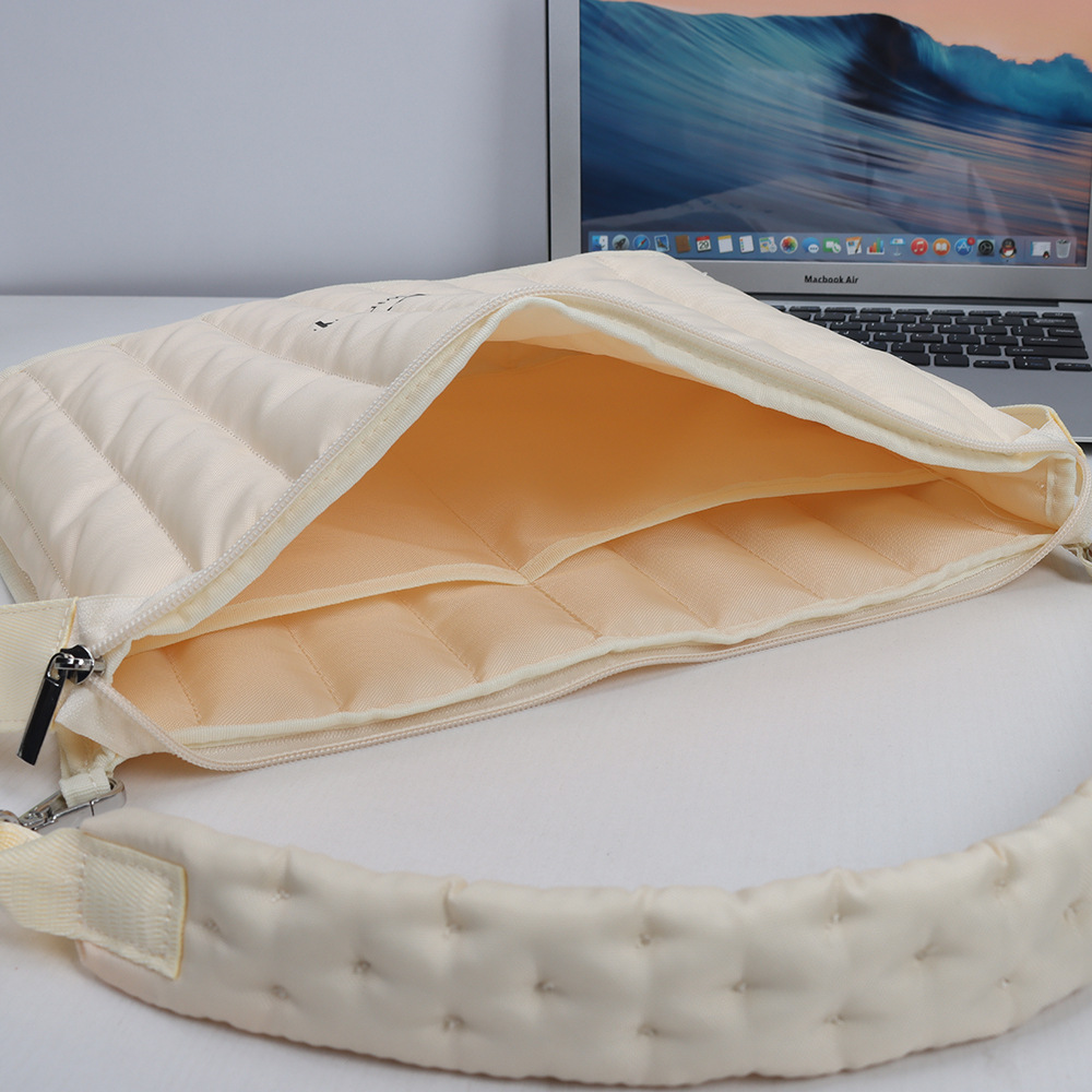 パソコンケース ふわふわキルティング風ショルダーパソコンケース